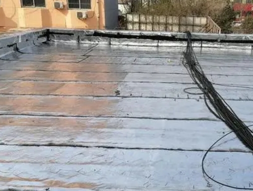 白碱滩卫生间漏水维修公司分享下白碱滩屋面楼顶防水刚性防水层施工要点。